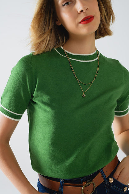 Jersey verde de manga corta con detalle de líneas blancas