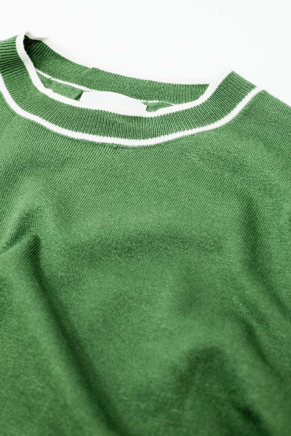 Jersey verde de manga corta con detalle de líneas blancas
