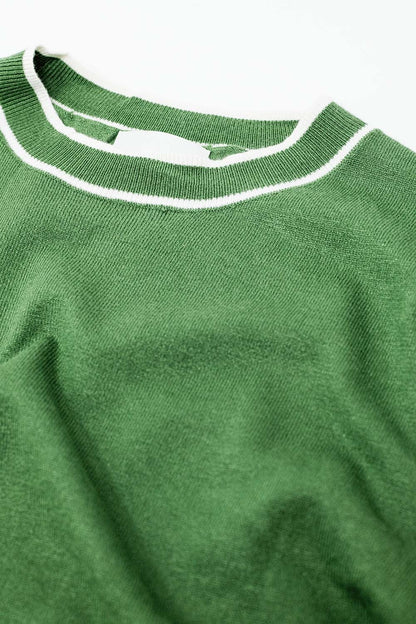 Jersey verde de manga corta con detalle de líneas blancas