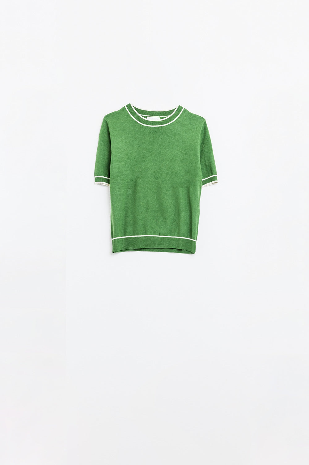 Jersey verde de manga corta con detalle de líneas blancas