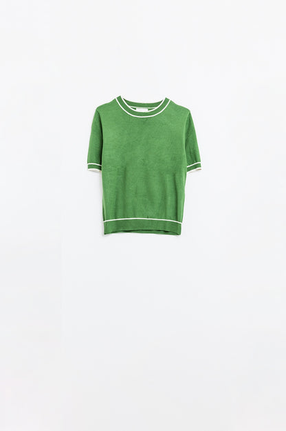 Jersey verde de manga corta con detalle de líneas blancas