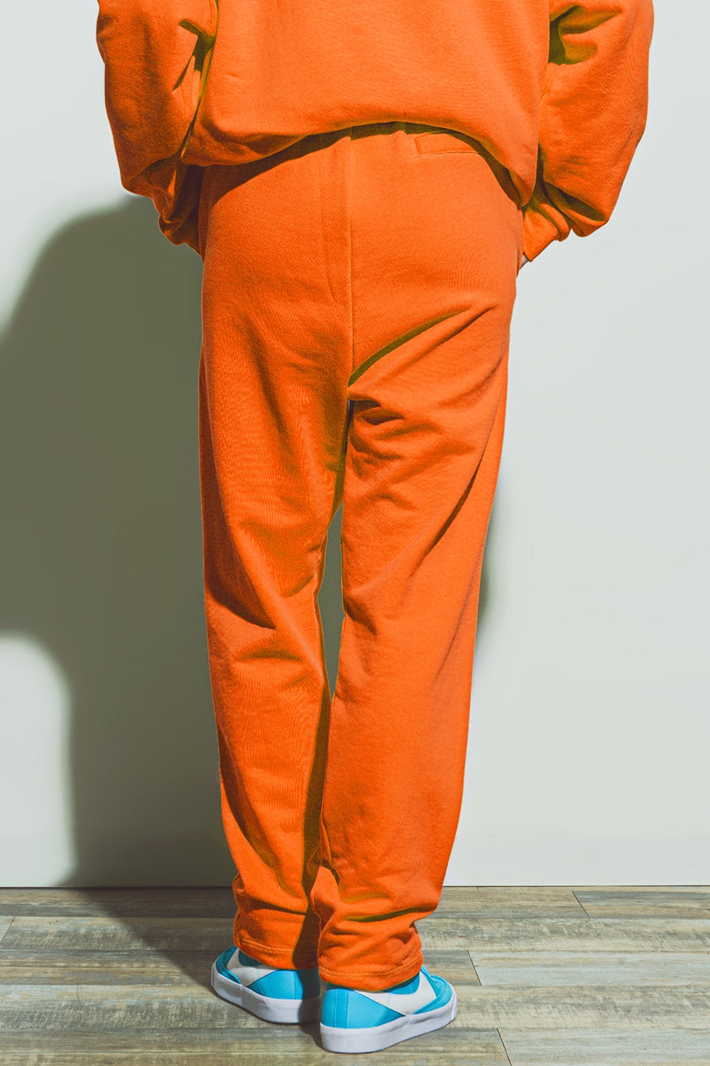 Jogger de gran tamaño con cintura anudada en naranja brillante