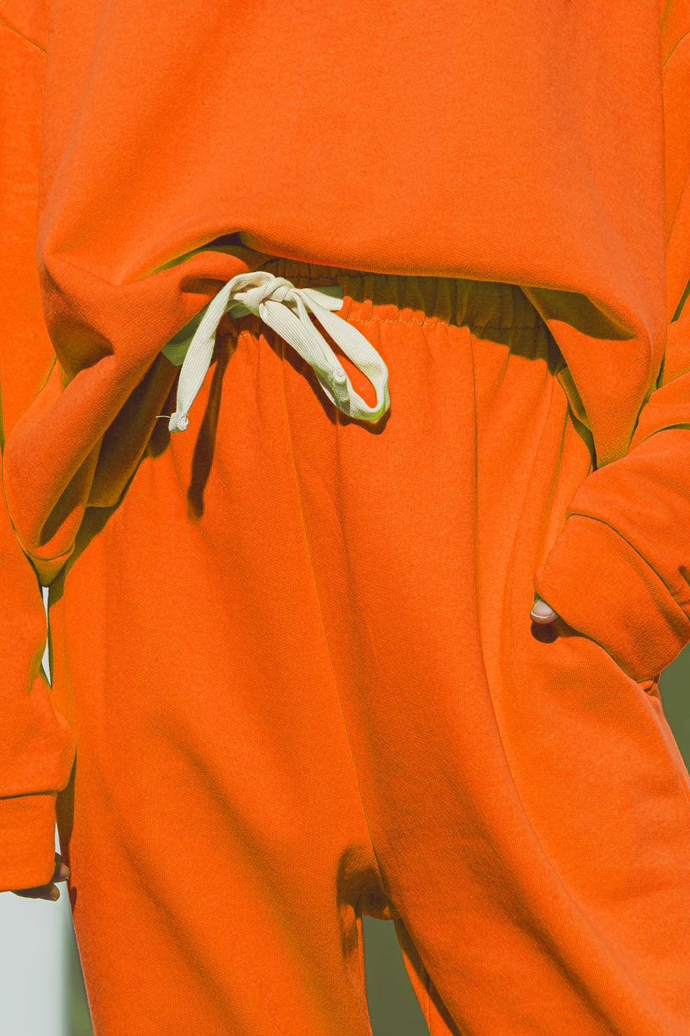 Jogger de gran tamaño con cintura anudada en naranja brillante