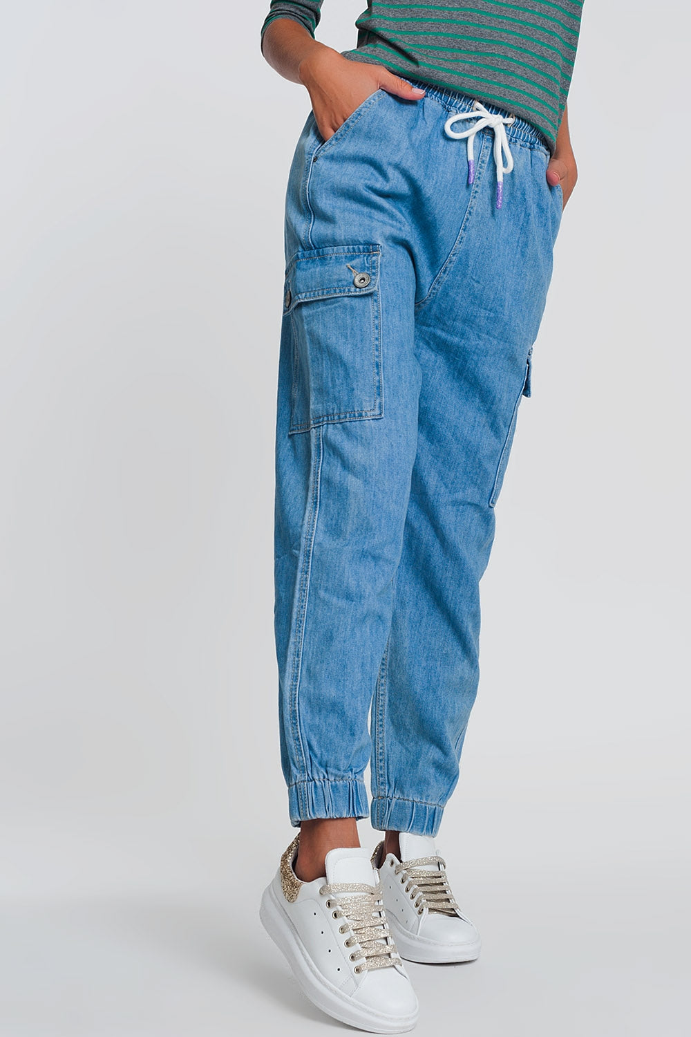 Jogger denim ligero con bolsillos en denim claro