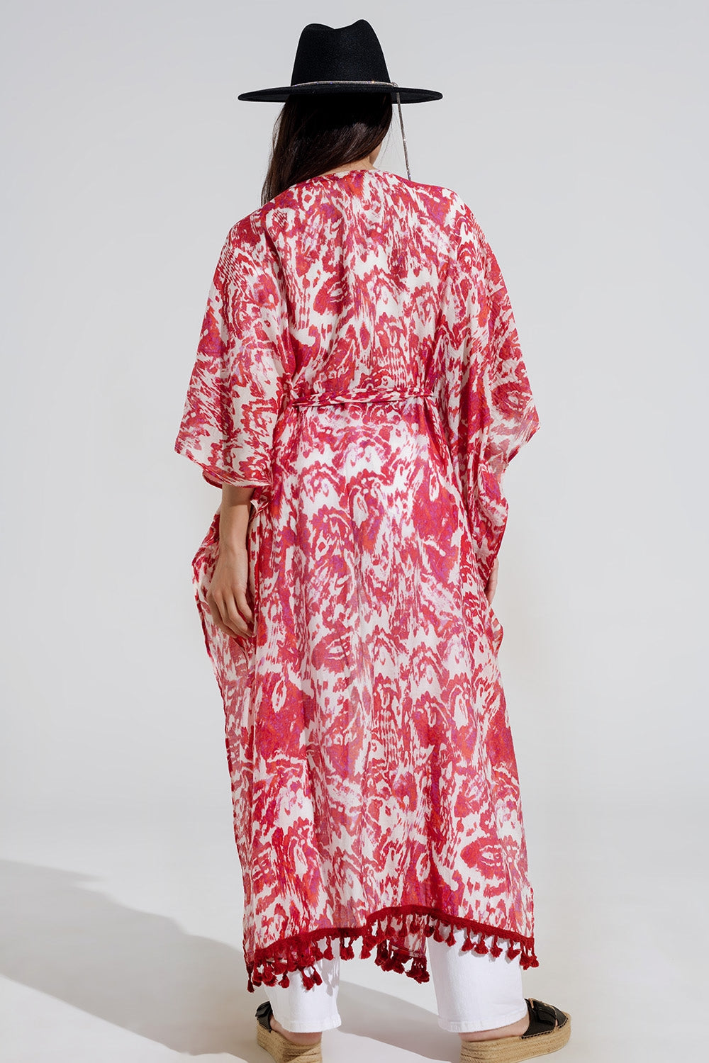 Kimono largo rojo con cierre de cordón y estampado tribal