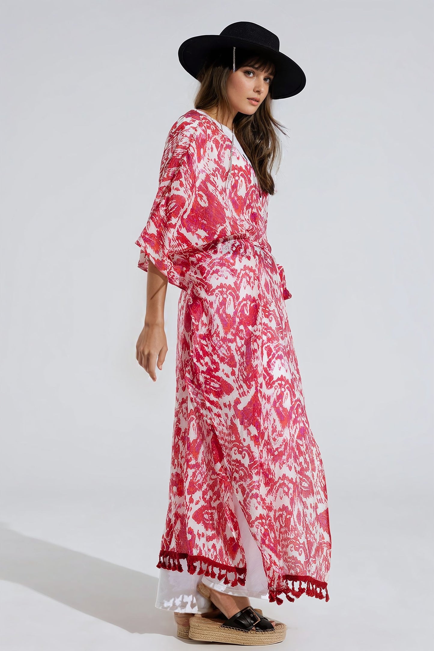 Kimono largo rojo con cierre de cordón y estampado tribal