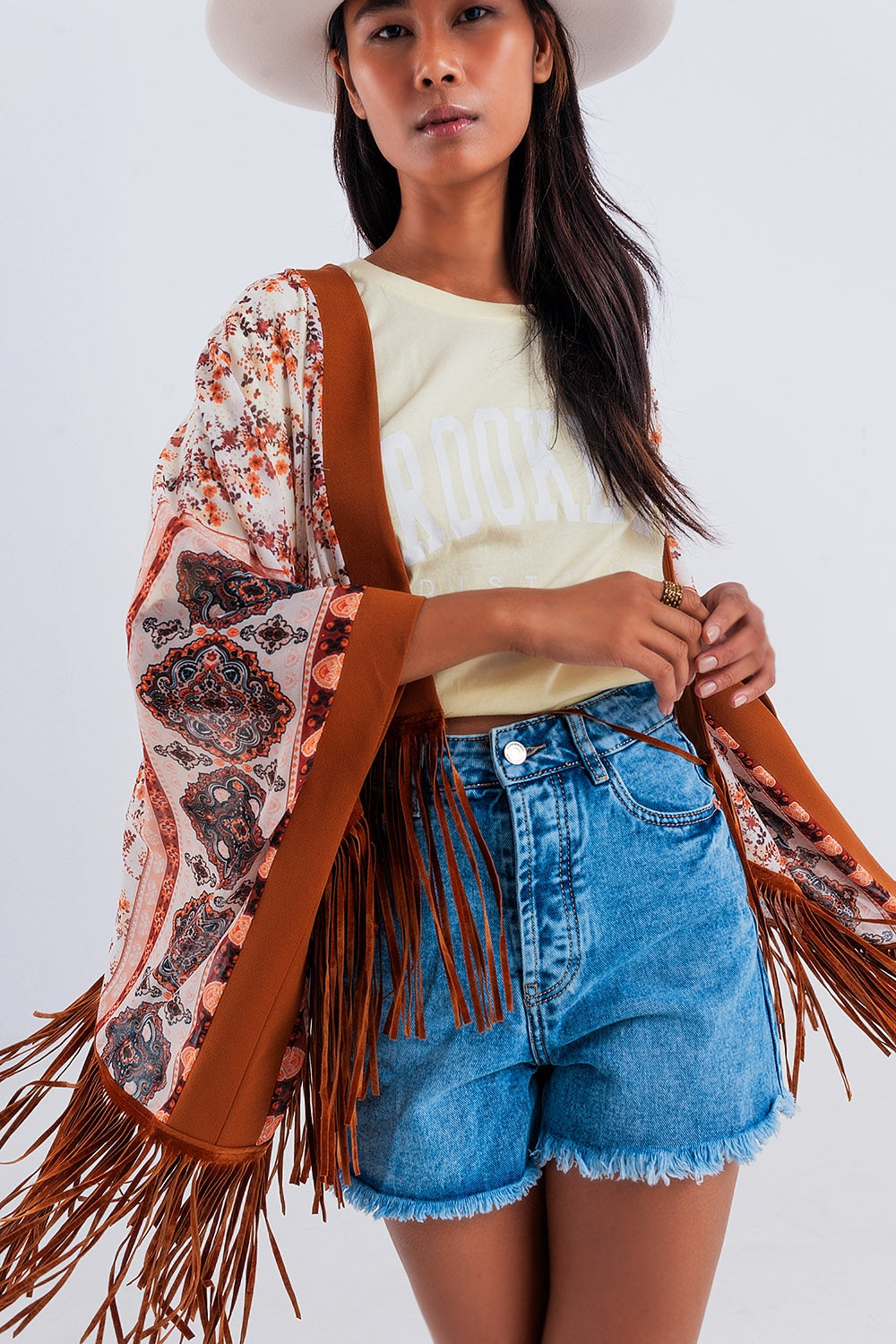 Kimono marron estampado con detalle de flecos