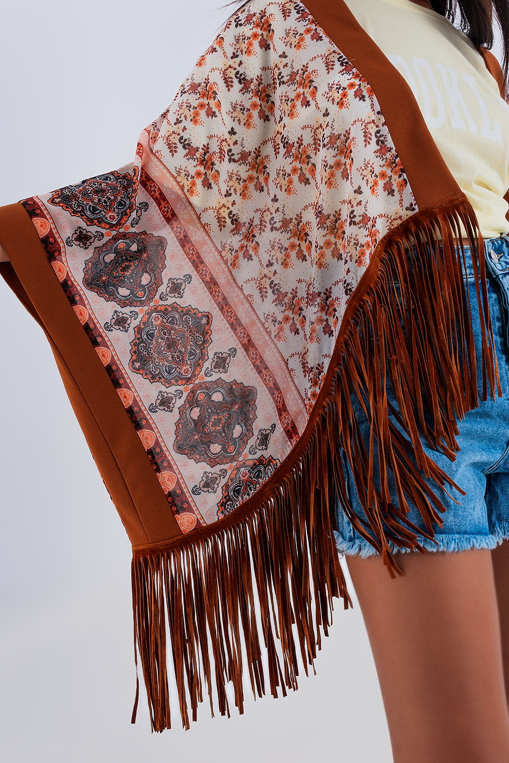 Kimono marron estampado con detalle de flecos