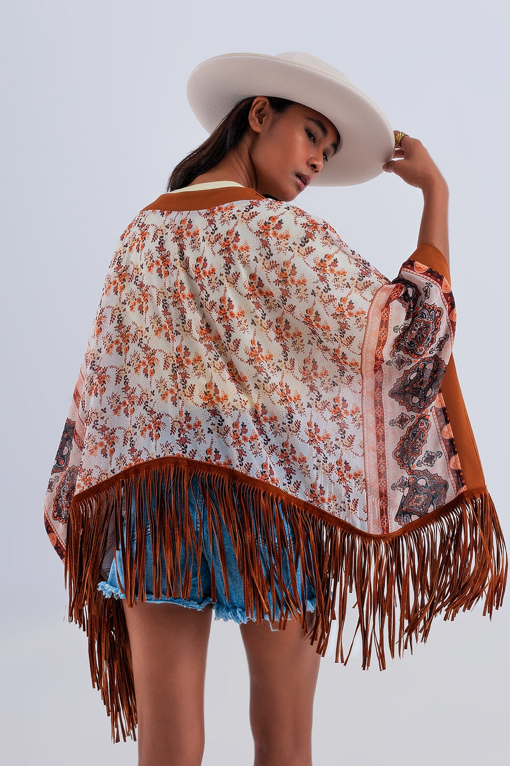 Kimono marron estampado con detalle de flecos