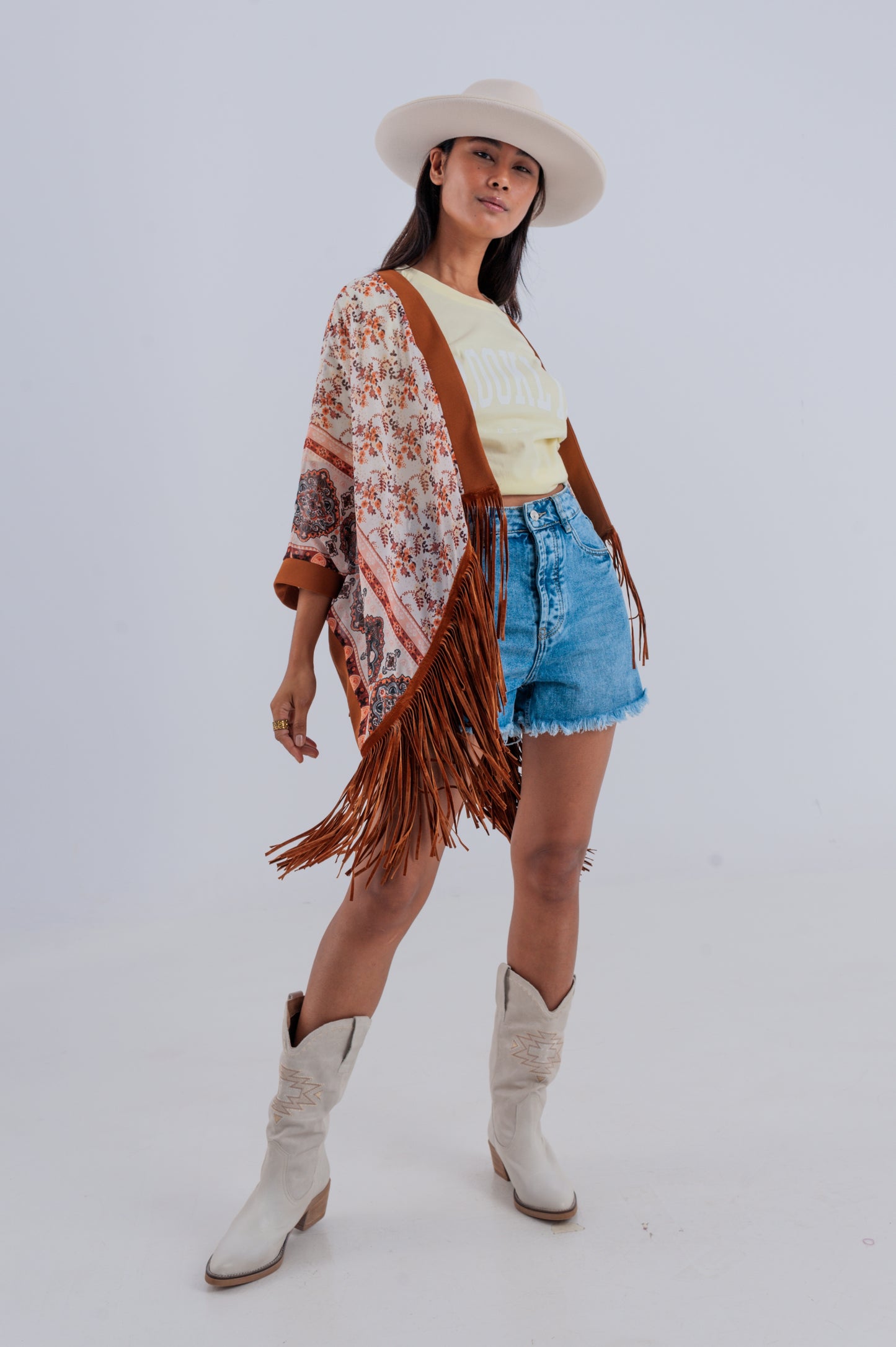 Kimono marron estampado con detalle de flecos