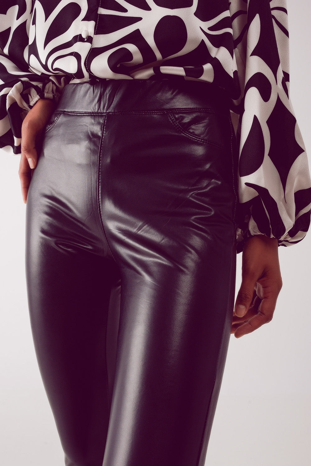 Leggings negros de efecto piel
