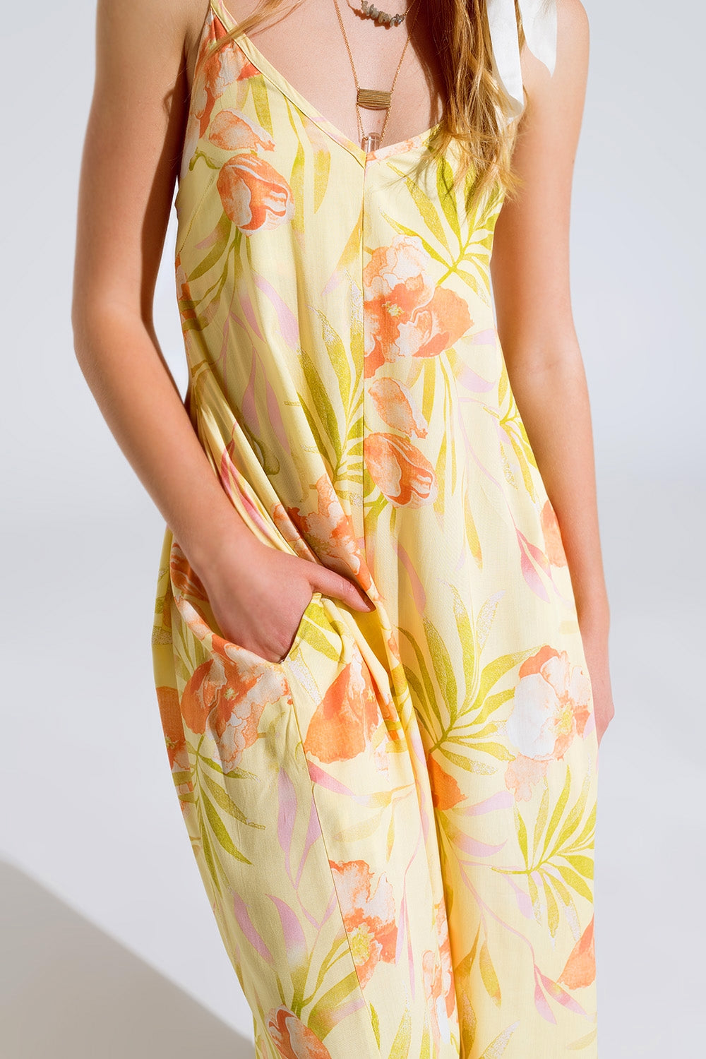 maxi mono amarillo con estampado tropical