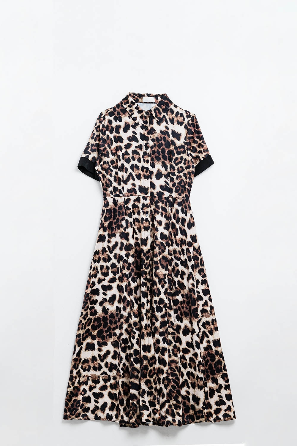 Maxi vestido abotonado con estampado de leopardo y detalle de satén