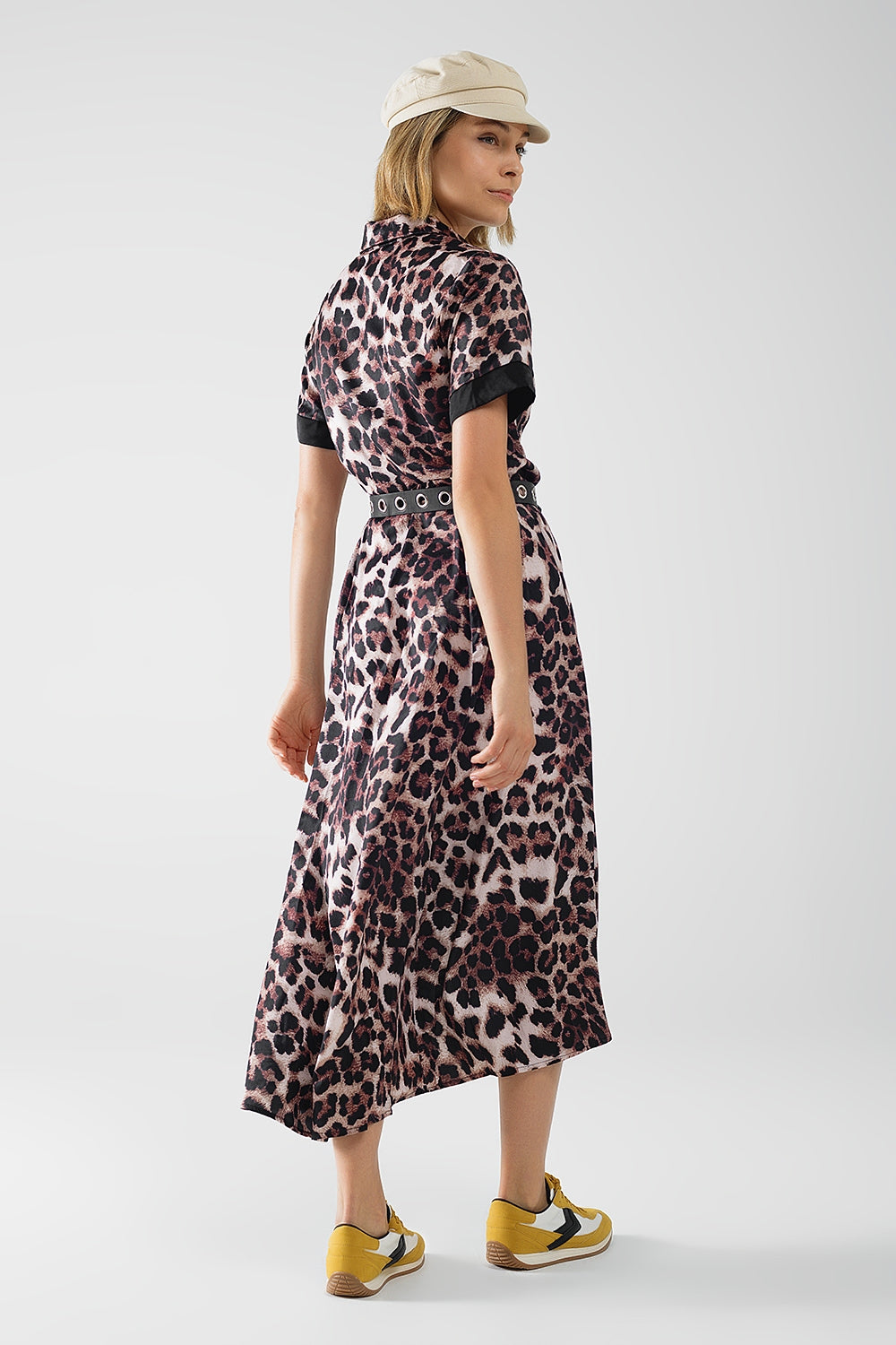 Maxi vestido abotonado con estampado de leopardo y detalle de satén