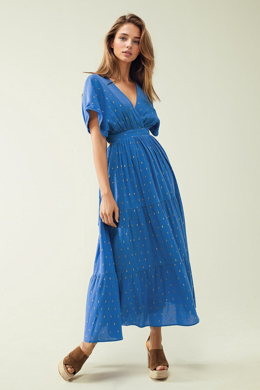 maxi vestido azul holgado con detalles dorados