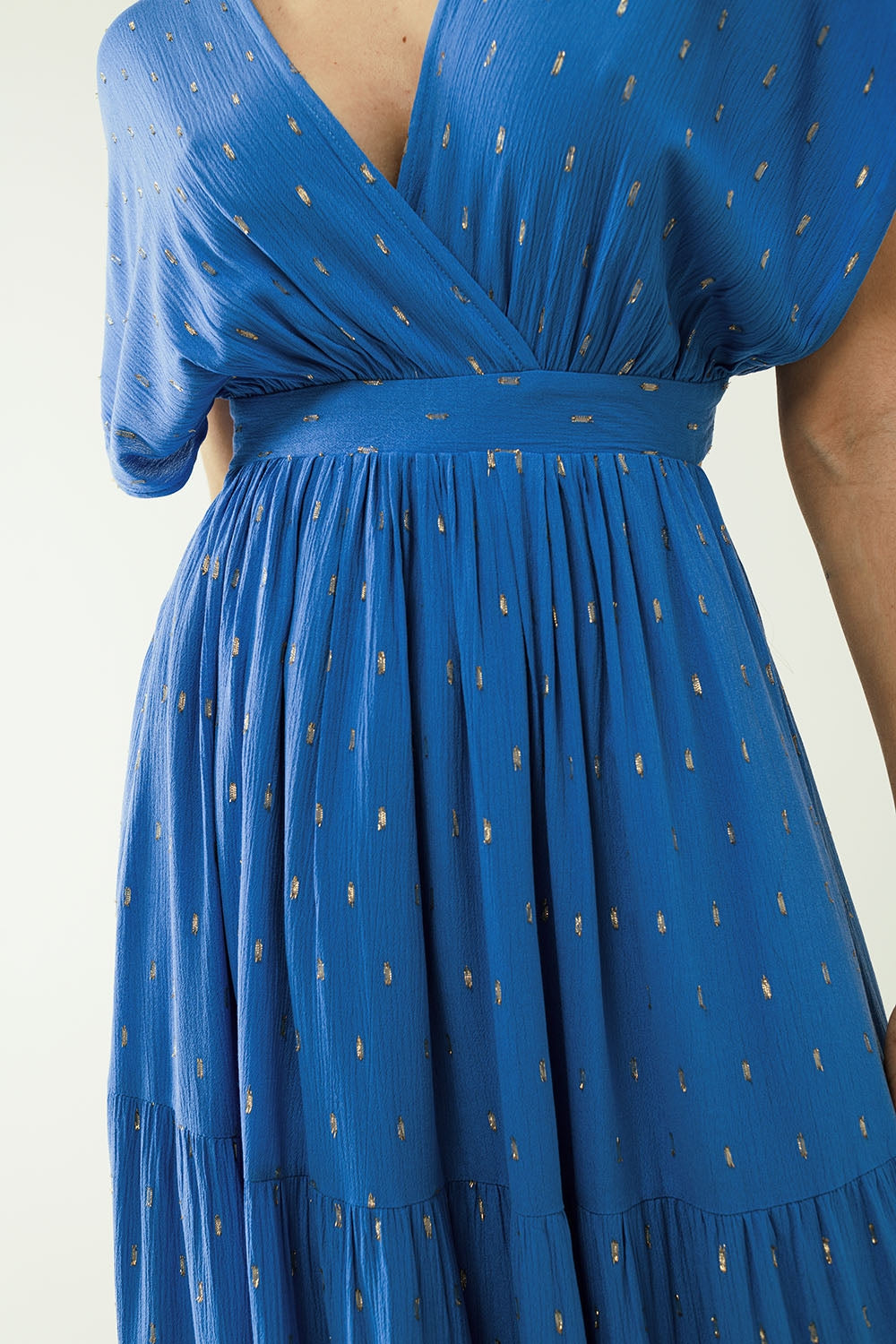 maxi vestido azul holgado con detalles dorados