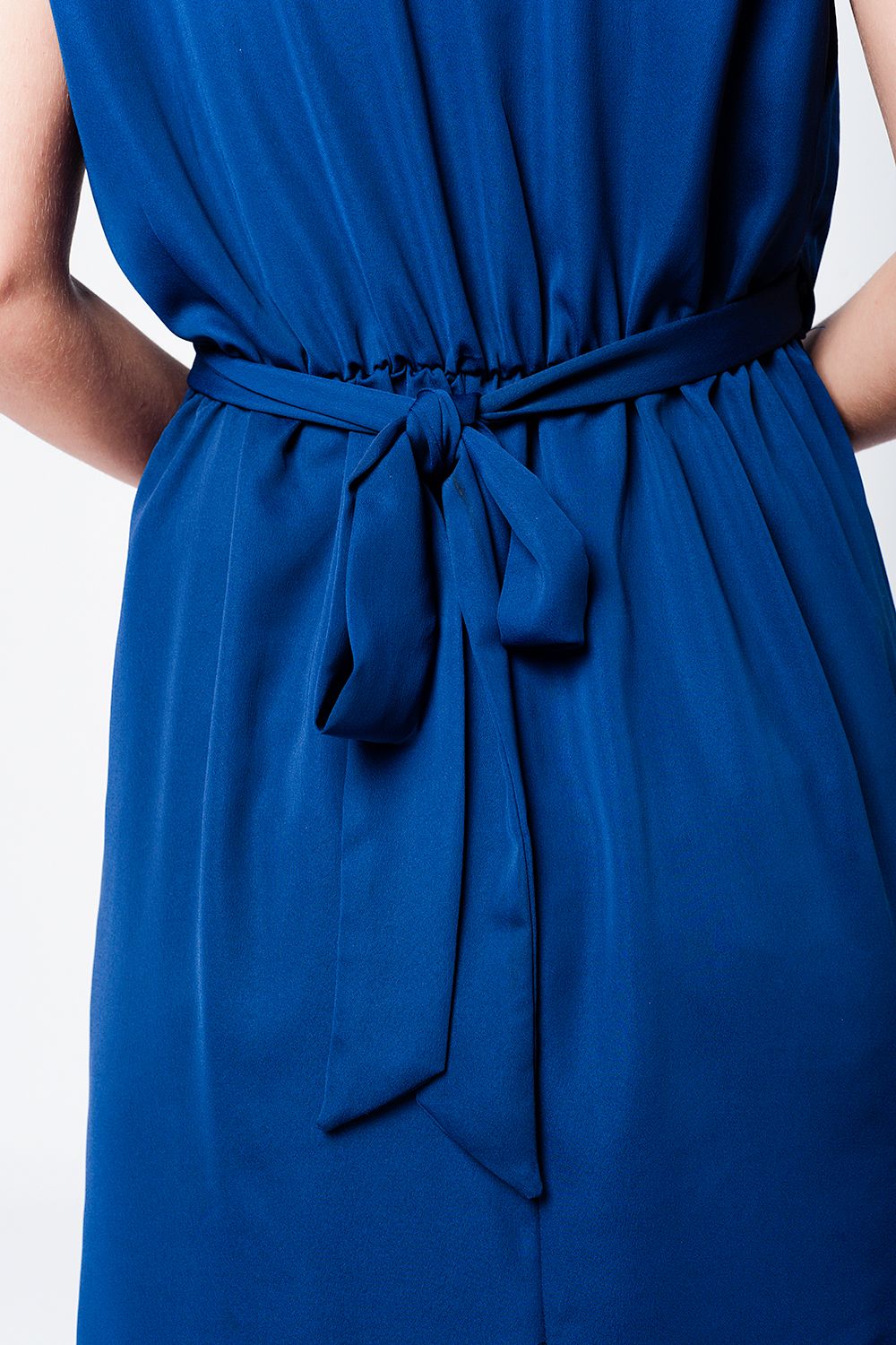 Maxi vestido azul marino con escote en pico