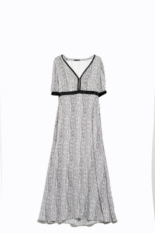 Q2 Maxi Vestido Blanco a Rayas con Escote en V y Mangas Cortas