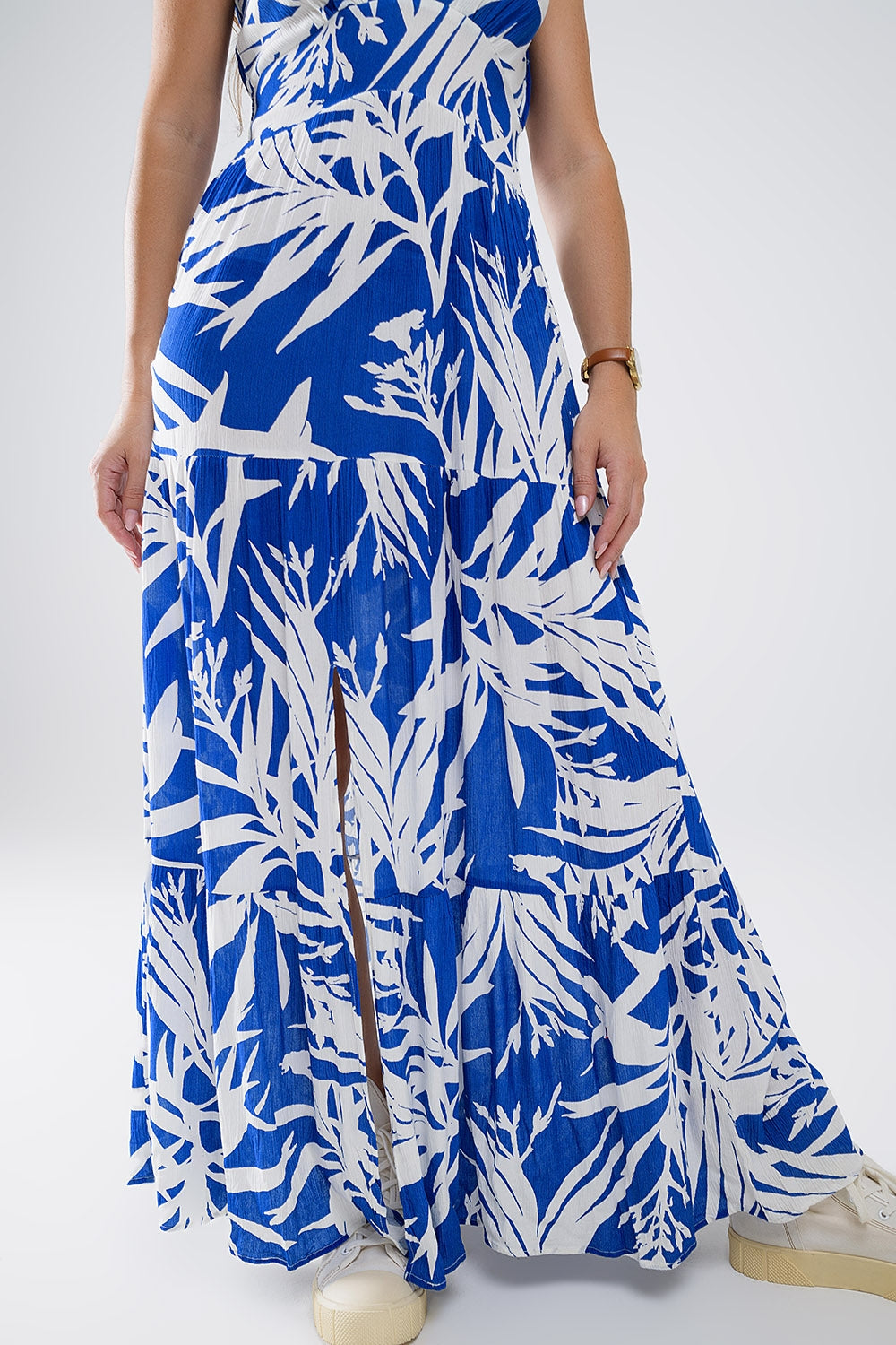 Maxi Vestido con Escote en V y Estampado Tropical en Azul