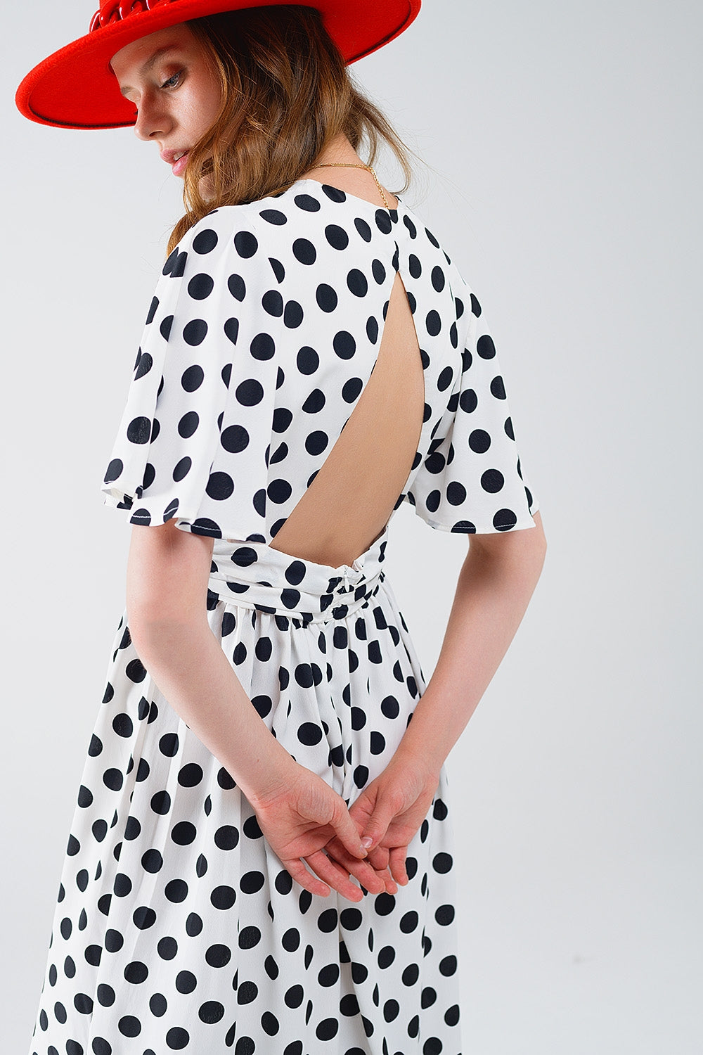 Maxi vestido de lunares con detalle de espalda abierta