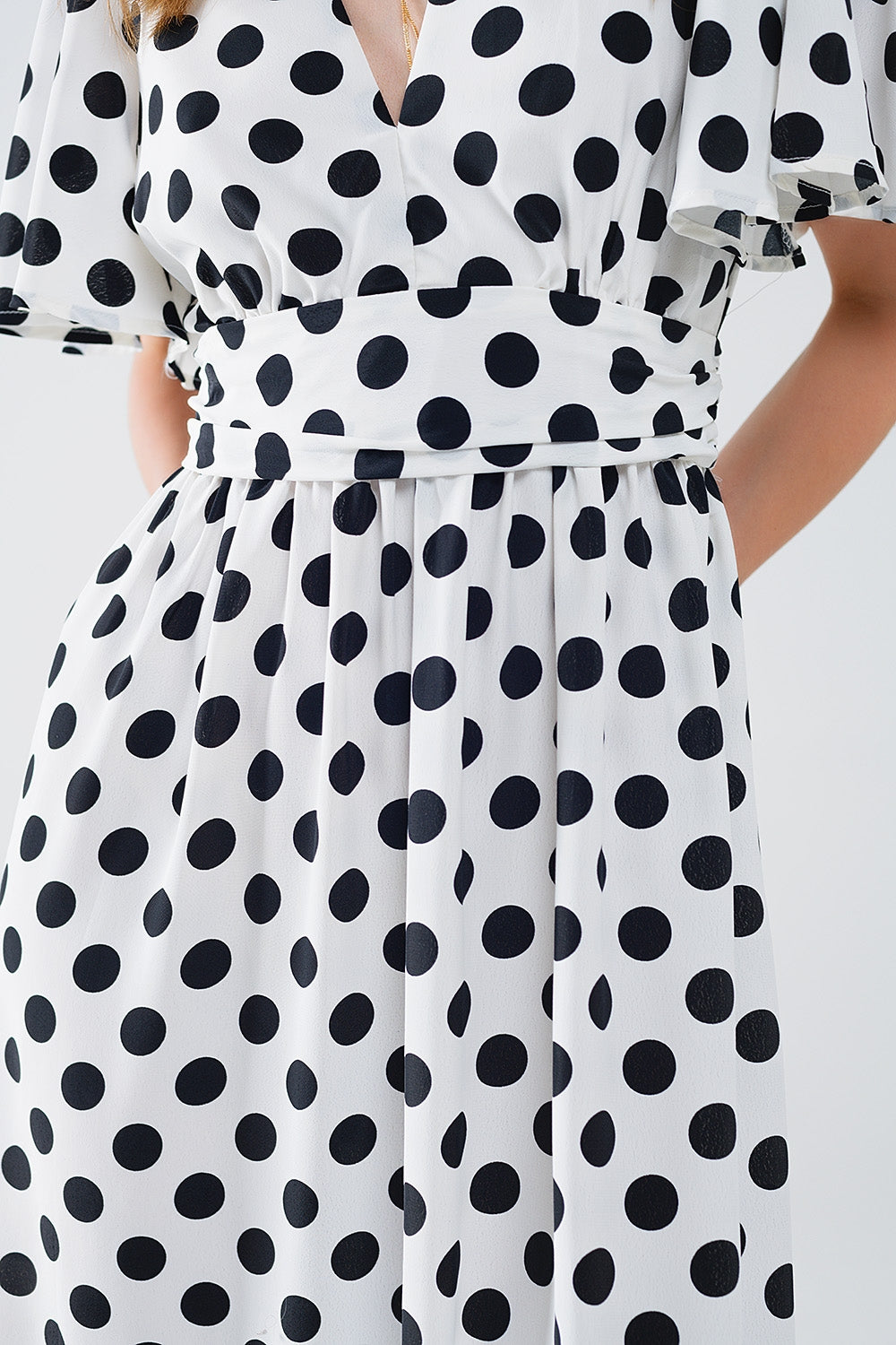 Maxi vestido de lunares con detalle de espalda abierta
