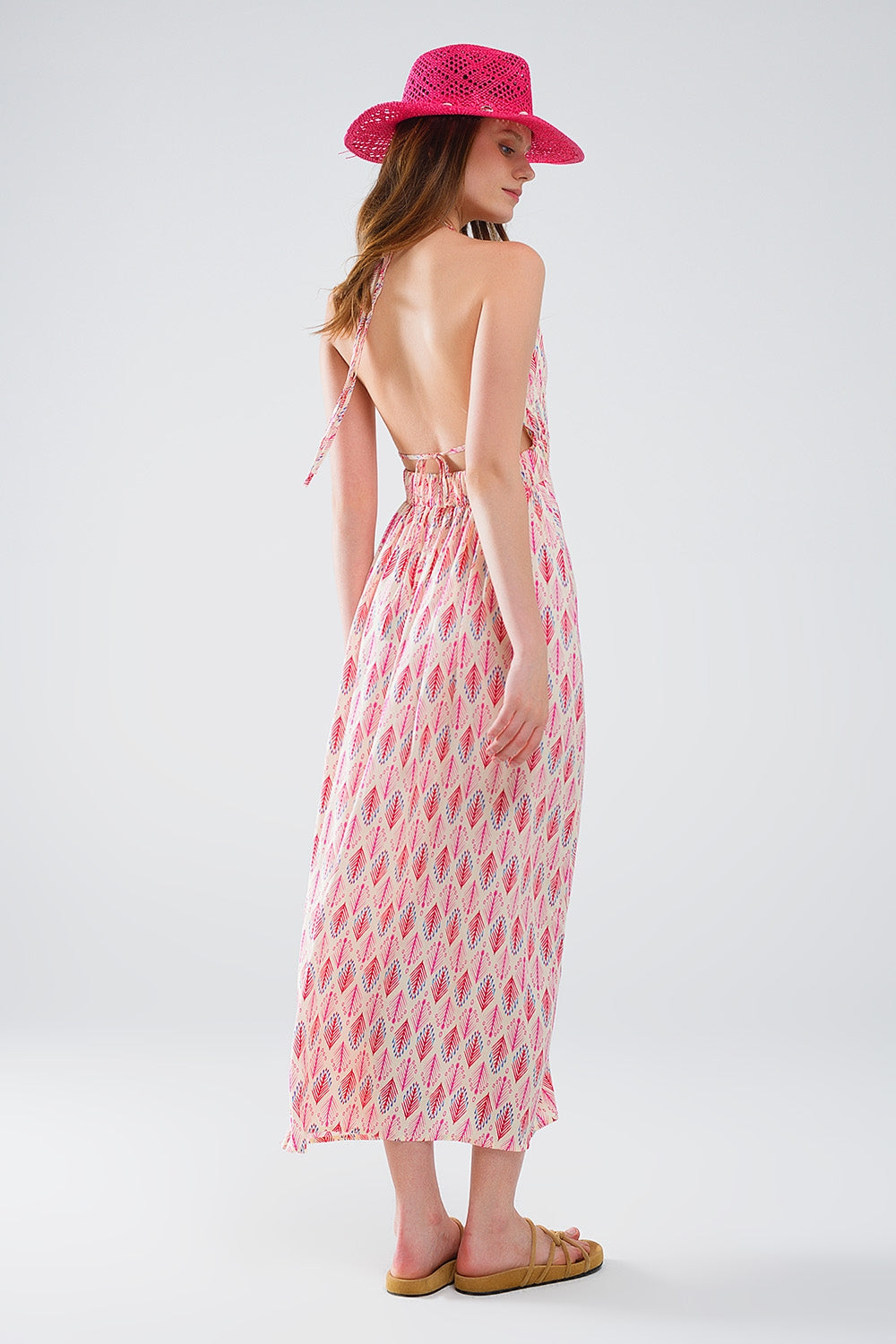 Maxi Vestido de Verano con Estampado de Plumas y Espalda Abierta en Rosa