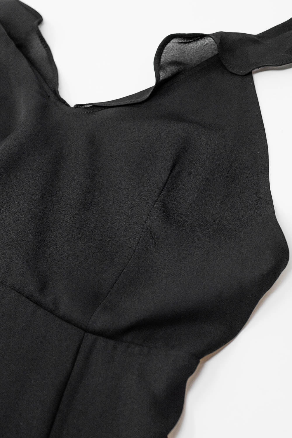 Maxi vestido negro de gasa con volantes en los tirantes