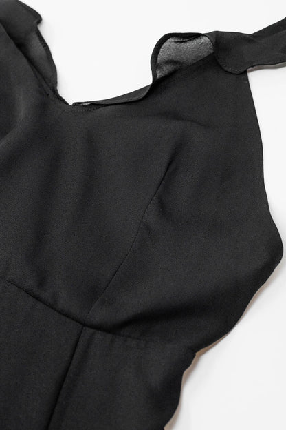 Maxi vestido negro de gasa con volantes en los tirantes