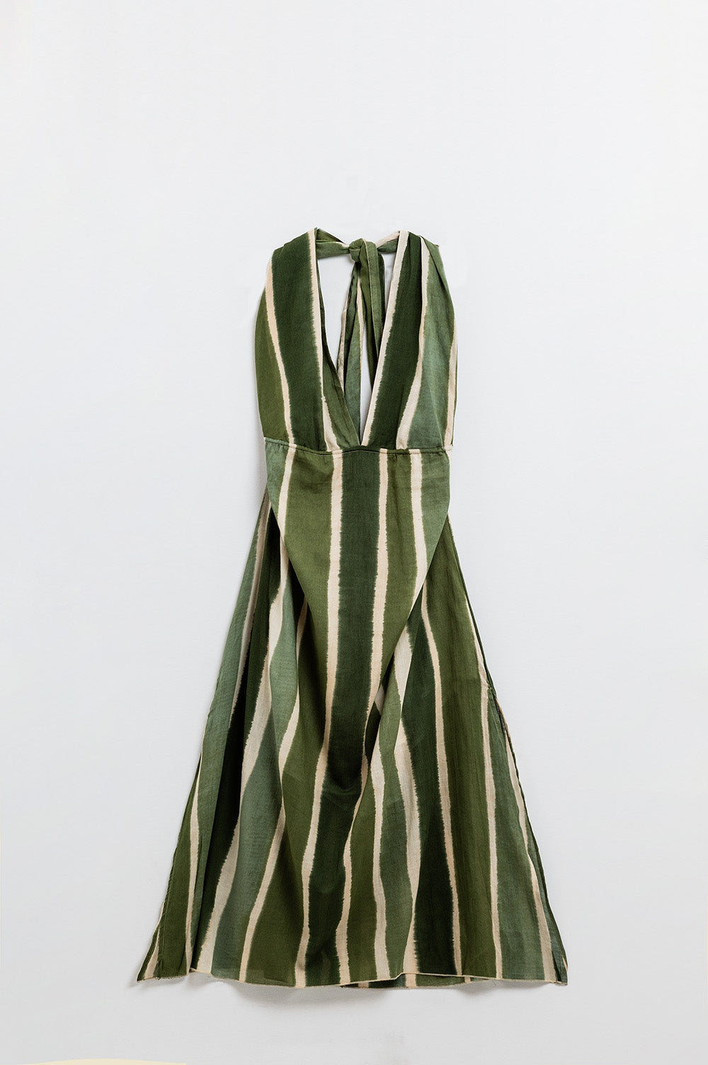 Maxivestido con cuello en V y aberturas laterales en color verde teñido a rayas
