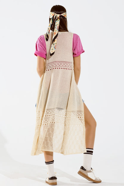 Maxivestido de ganchillo con cierre de botones en beige