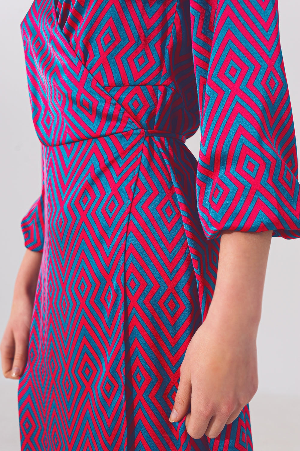 Maxivestido de manga larga con estampado geométrico
