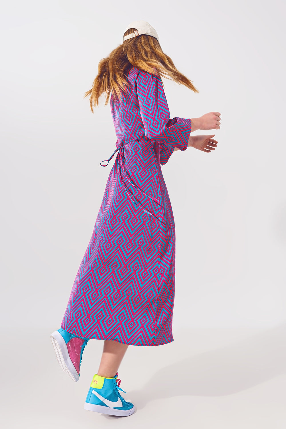 Maxivestido de manga larga con estampado geométrico