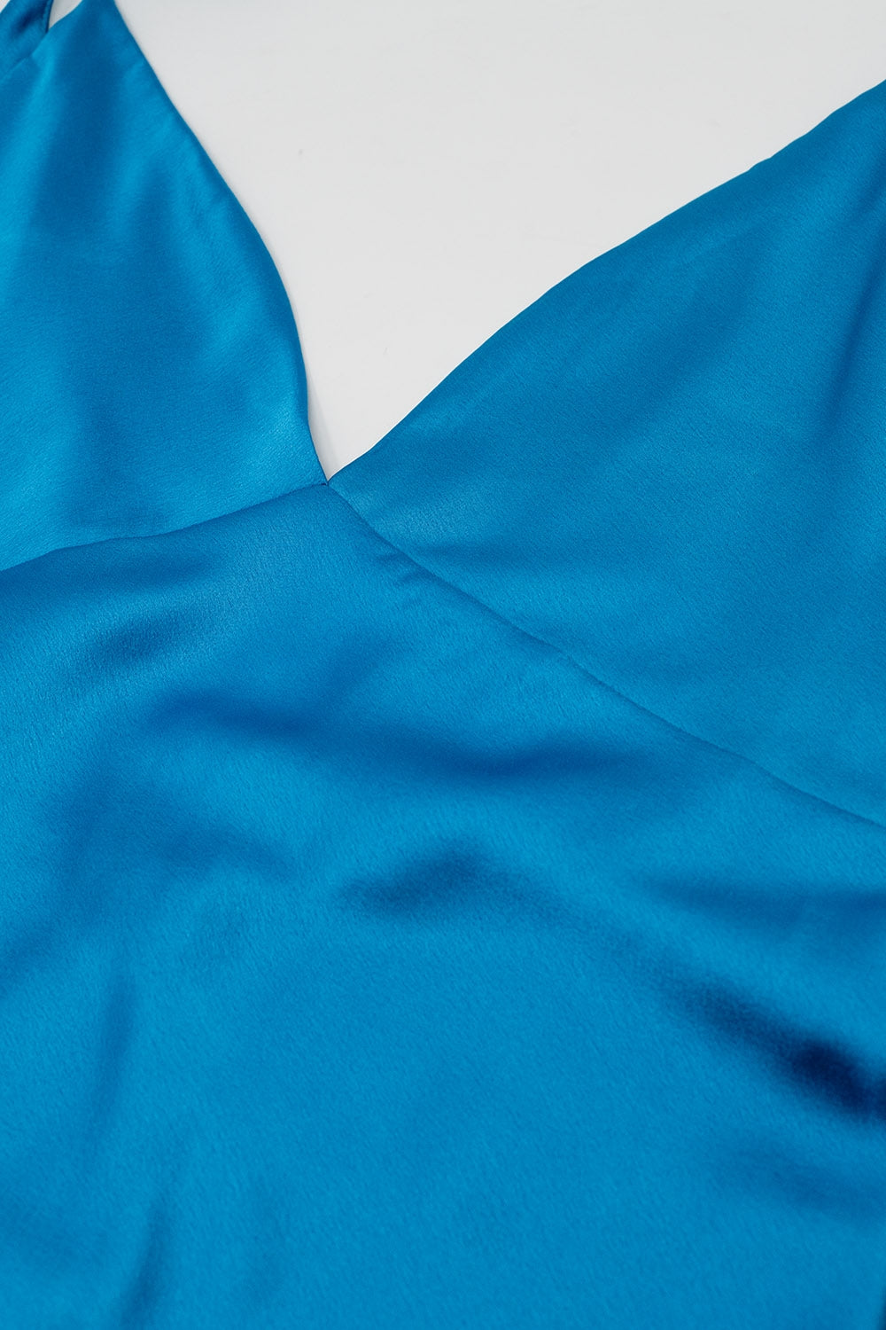 Maxivestido de satén con tirantes en azul