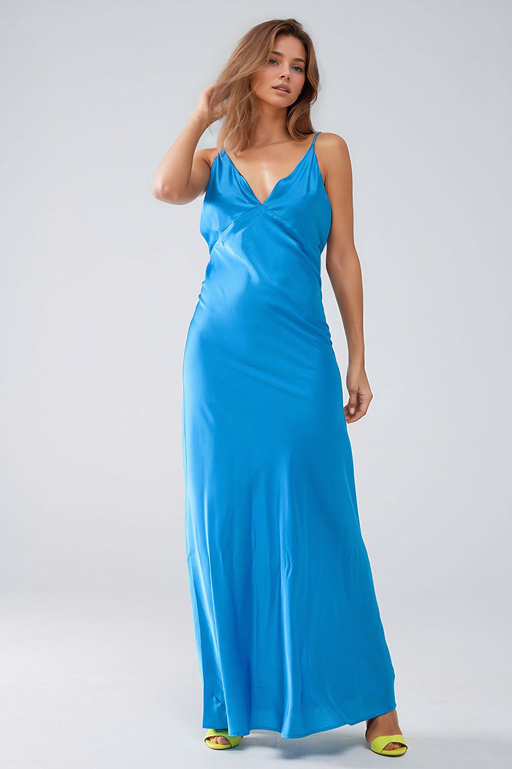 Maxivestido de satén con tirantes en azul