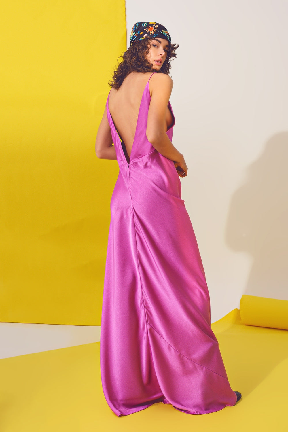 Maxivestido de satén con tirantes fucsia