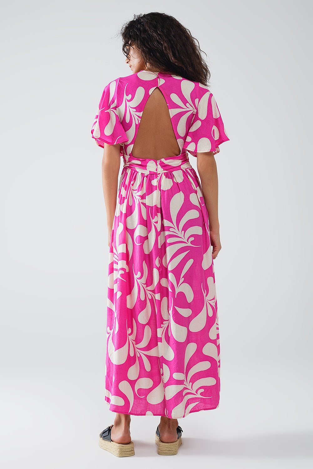 Maxivestido fucsia con estampado floral y espalda abierta
