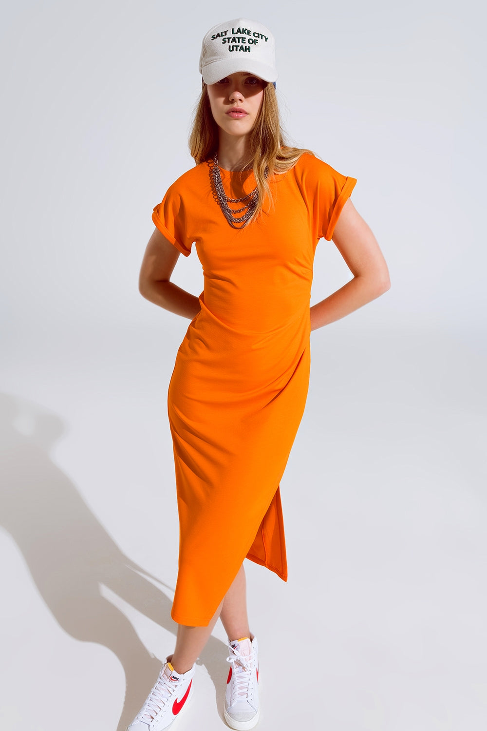 Q2 Maxivestido Naranja Con Desliz y Rouche Al Lado