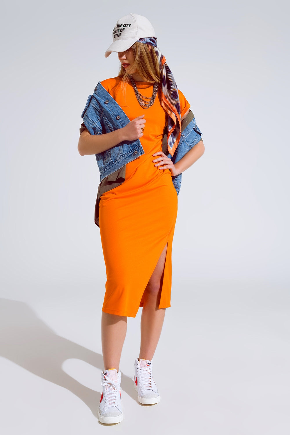 Maxivestido Naranja Con Desliz y Rouche Al Lado
