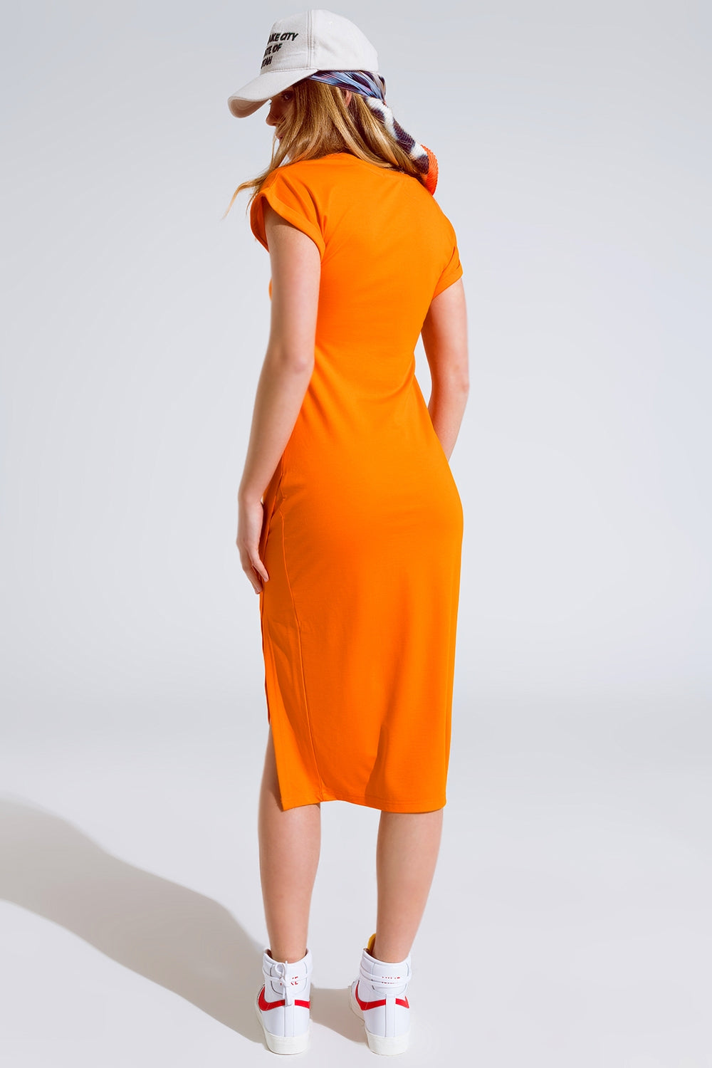 Maxivestido Naranja Con Desliz y Rouche Al Lado