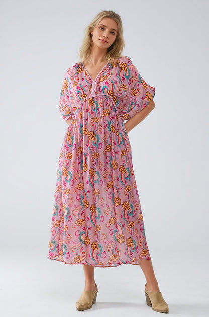 Maxivestido rosa con costuras trenzadas y estampado de flores