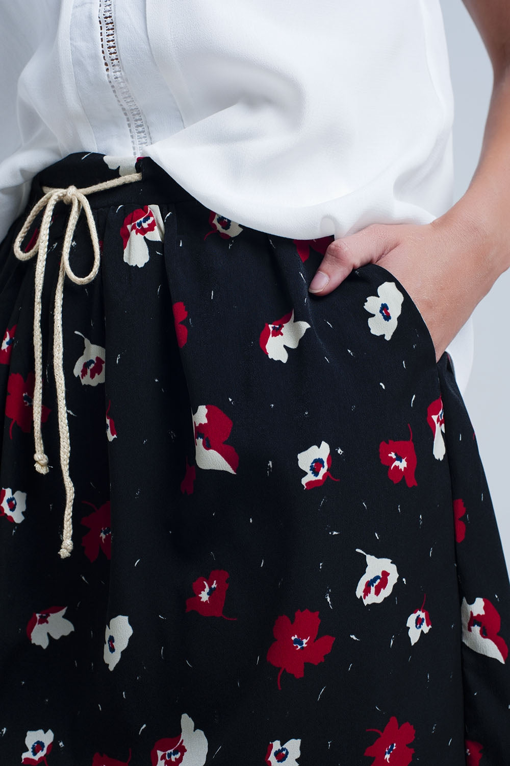 Mini falda negra con estampado de flores