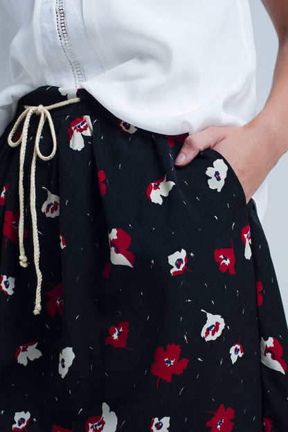 Mini falda negra con estampado de flores