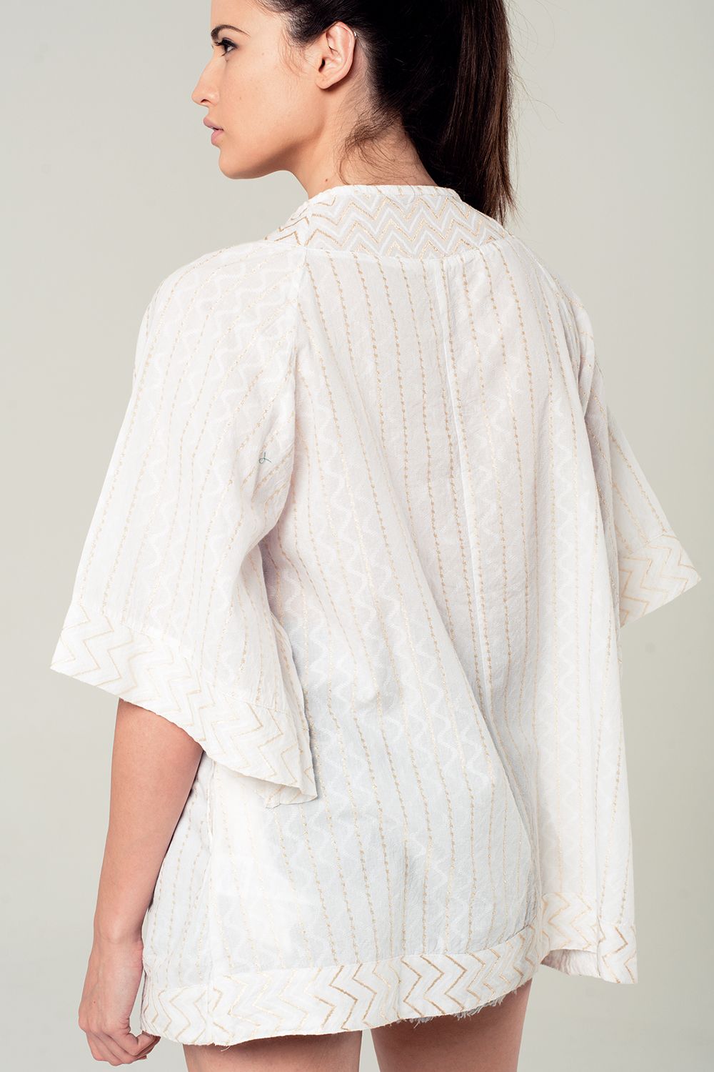 Mini vestido blanco con detalle de bordados en dorado