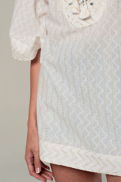 Mini vestido blanco con detalle de bordados en dorado