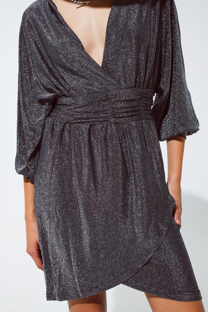 Mini vestido de brillantes con escote en V en plata