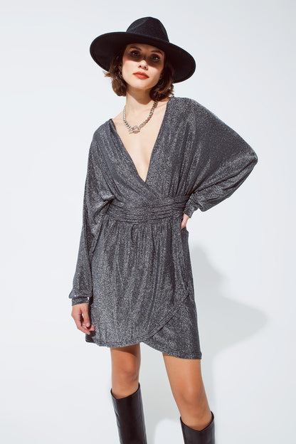 Mini vestido de brillantes con escote en V en plata