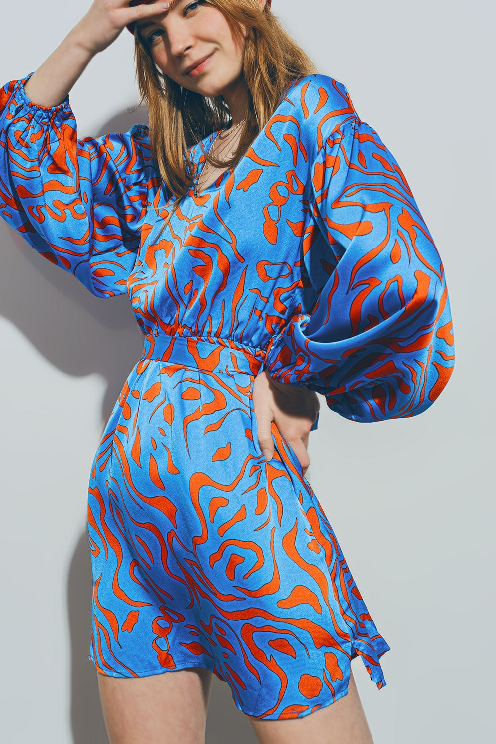 Mini Vestido de Satén con Cuello en V Azul