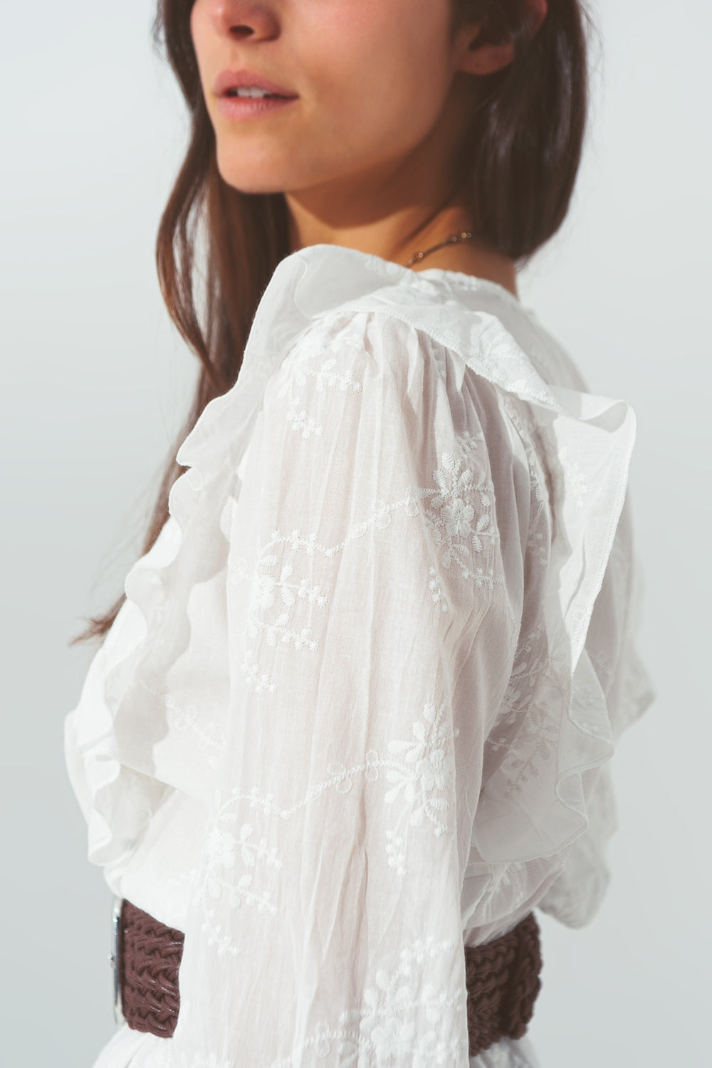 Mini Vestido Floral con Volantes en Blanco