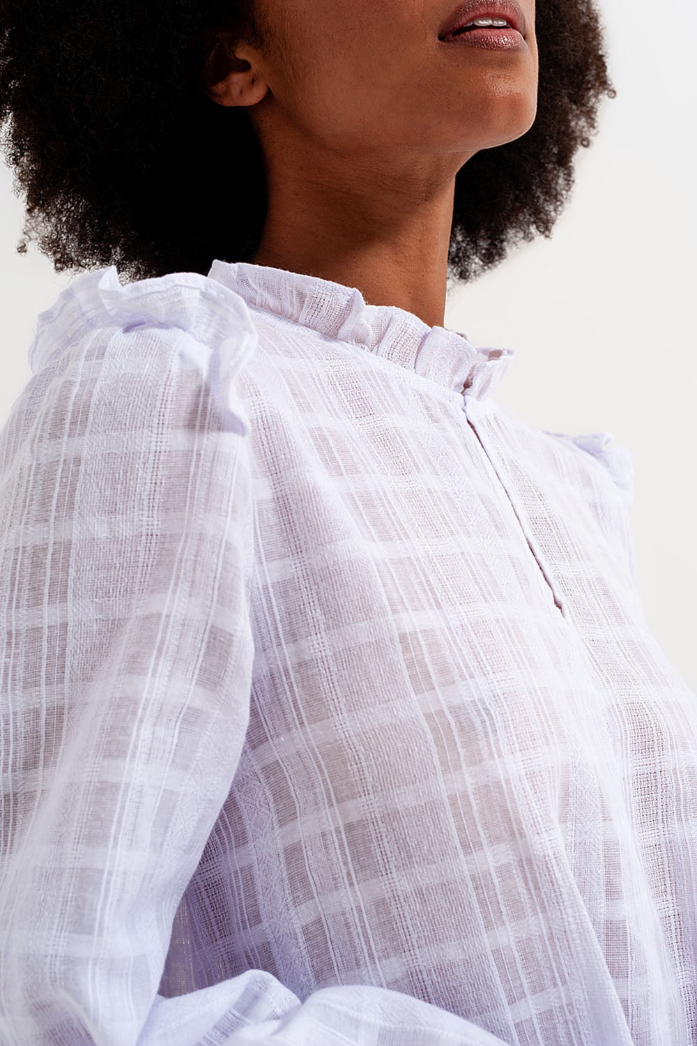 Mini vestido voluminoso con volantes en blanco
