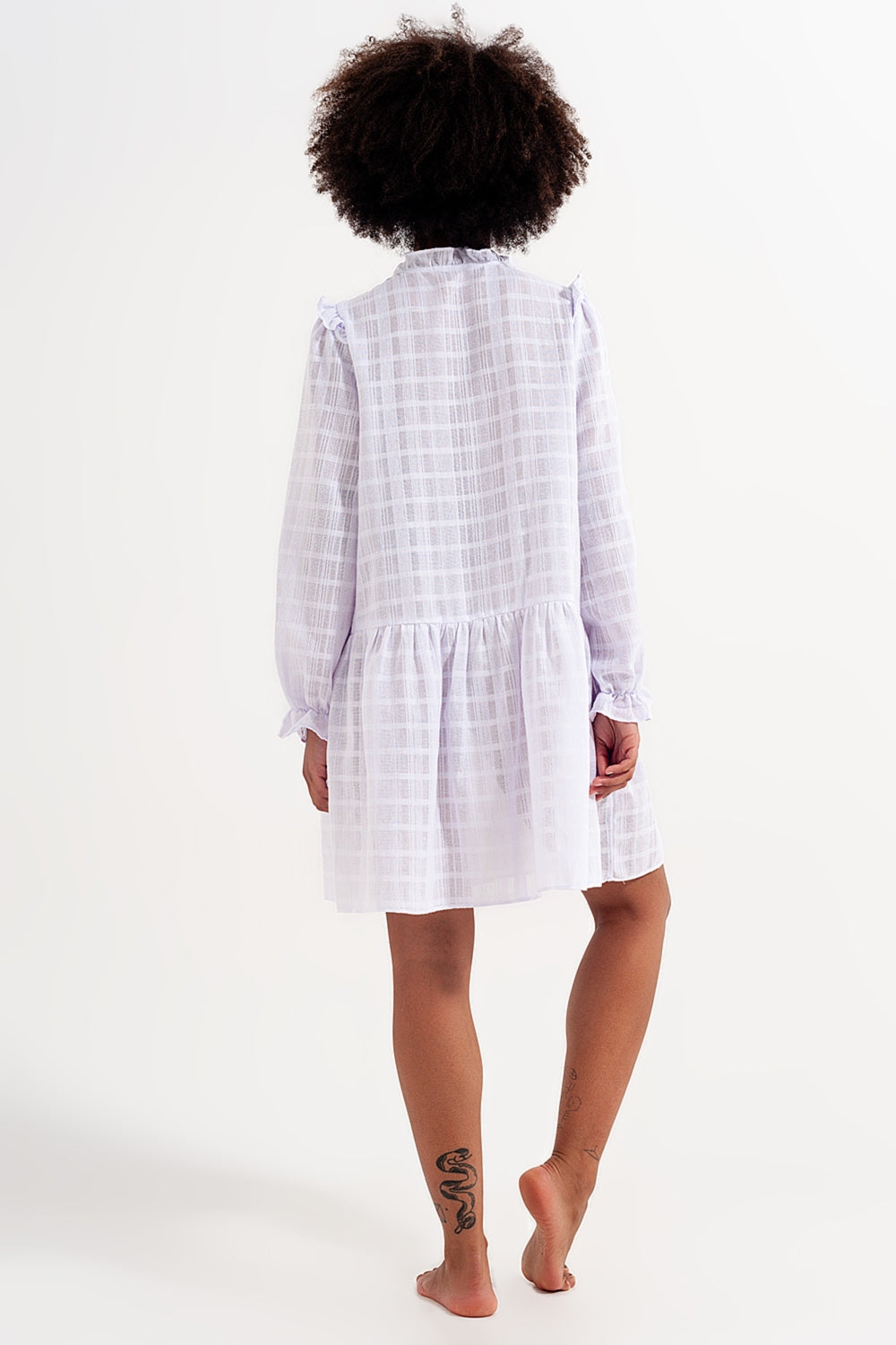 Mini vestido voluminoso con volantes en blanco